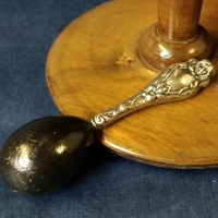 sort trækugle sølvfarvet dekoreret håndtag gammel strømpestopper